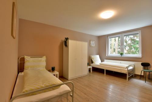 1 double bed, 2 twin beds