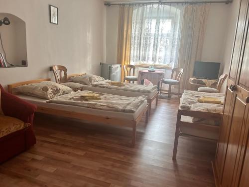 3 twin beds