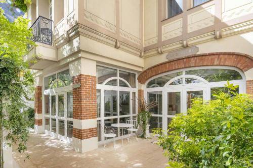 Renaissance Paris Nobel Tour Eiffel Hotel - image 14