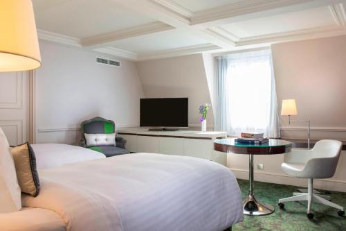 Renaissance Paris Nobel Tour Eiffel Hotel - image 6