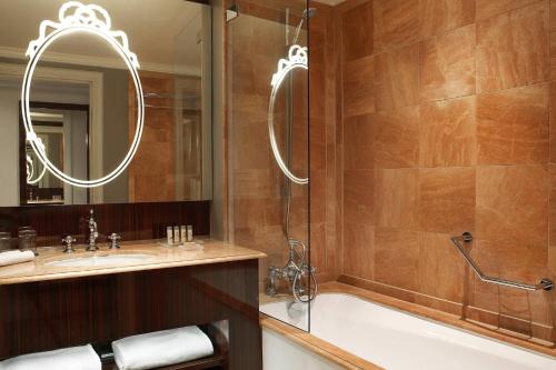 Renaissance Paris Nobel Tour Eiffel Hotel - image 8