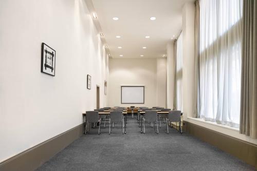 AC Hotel Avenida de America - image 12