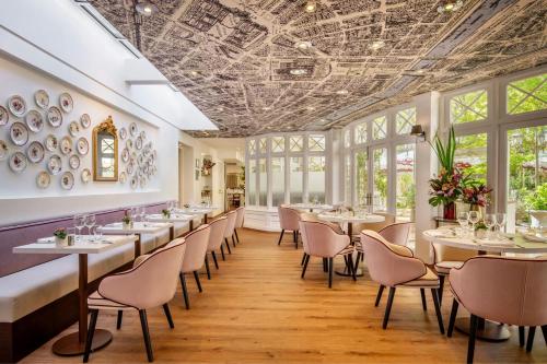 Renaissance Paris Nobel Tour Eiffel Hotel - image 10