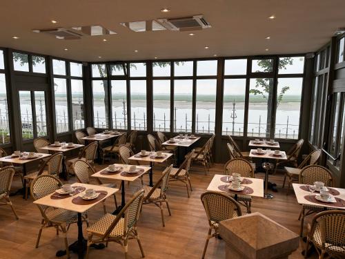 Logis Hôtel- Restaurant Le Relais Guillaume de Normandy-PARKING GRATUIT--VUE BAIE TERRASSE-CALME-BORNES ELECTRIQUE-LOCAL VELOS SÉCURISÉ 2