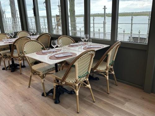 Logis Hôtel- Restaurant Le Relais Guillaume de Normandy-PARKING GRATUIT--VUE BAIE TERRASSE-CALME-BORNES ELECTRIQUE-LOCAL VELOS SÉCURISÉ 4