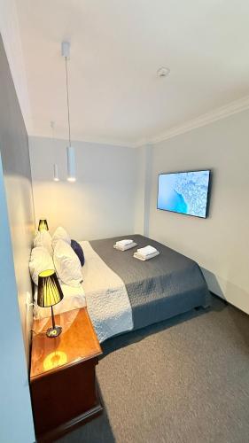 1 queen bed, 1 sofa bed