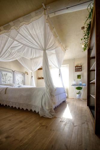  eremo artistico con hot tub idromassaggio e sala giochi in Neirone