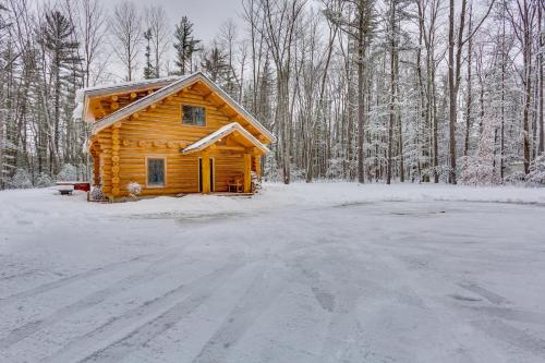 Secluded Traverse City Retreat 11 Mi to Downtown! in Traverse City, USA
