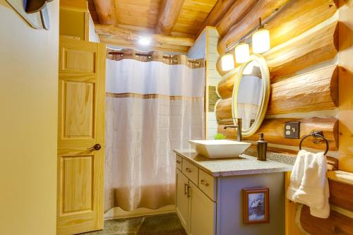Secluded Traverse City Retreat 11 Mi to Downtown! in Traverse City, USA