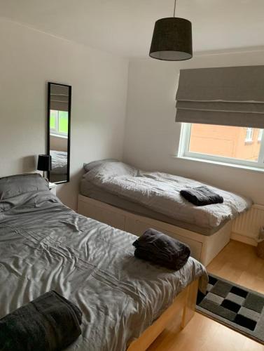 5 BedRm Hse! Ev! & Nr CityCentre! - Tap to explore photos