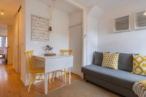 Cozy 1BDR Apartment by LovelyStay, Lisabon