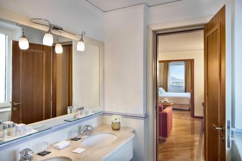 Renaissance Naples Hotel Mediterraneo - image 9
