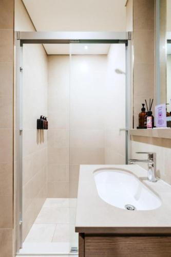 New Cosy 1BR with Pool and Gym in City Centre - image 12