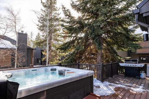 Hidden Creek Canyons Retreat, Alpine Charm, Private Hot Tub, Sleeps 8, Cozy Fireplace,