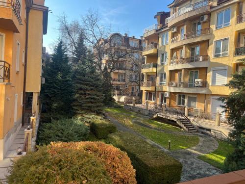 Great apartment with 3 bedrooms and 3 underground parking spaces, Sofia (Foto 4)
