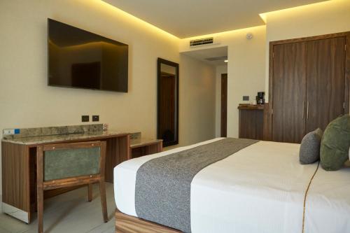 King Room with Balcony image 5