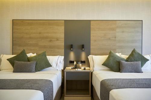 Twin Room image 7