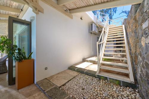 Villa LAGON Bleu, waterfront, private pool, 4 bedrooms en-suite