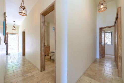 Villa LAGON Bleu, waterfront, private pool, 4 bedrooms en-suite