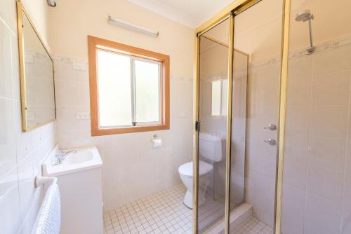 Gosford Inn Motel Gosford Inn Motel is a popular choice amongst travelers in Central Coast, whether exploring or just passing through. The hotel offers guests a range of services and amenities designed to provide comfo