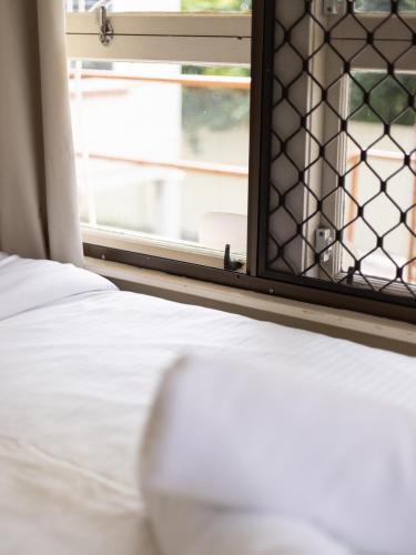 Walk to UQ Shops and Transit Great Value Studio