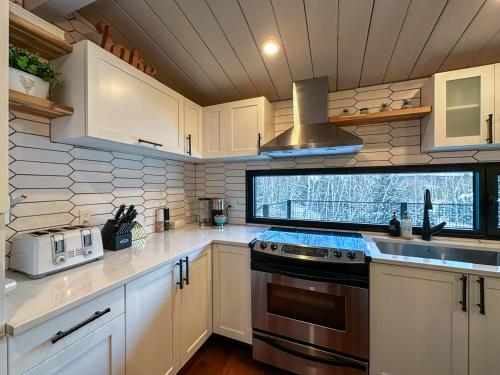 Dazzling Monthly Stay, Nature, Hot Tub & Serenity in Saint-Michel-Des-Saints