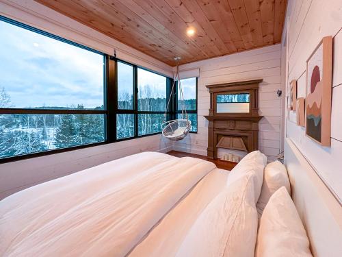 Dazzling Monthly Stay, Nature, Hot Tub & Serenity in Saint-Michel-Des-Saints