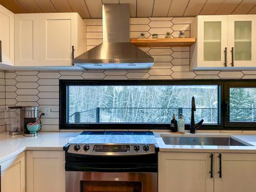 Dazzling Monthly Stay, Nature, Hot Tub & Serenity in Saint-Michel-Des-Saints