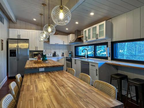Dazzling Monthly Stay, Nature, Hot Tub & Serenity in Saint-Michel-Des-Saints
