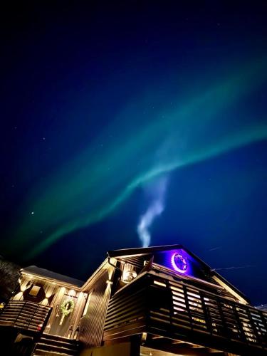 Modern Apartment with Aurora & Midnight Sun Views, Close to Snow Dome, ski slopes Store & Bus Stop, Free Parking 1
