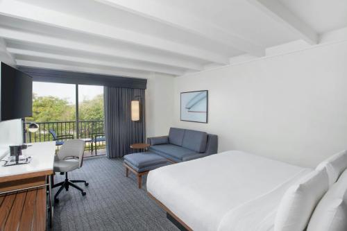 King Room with Sofa Bed, Balcony room in Courtyard by Marriott Fort Lauderdale East/Lauderdale-by-the-Sea
