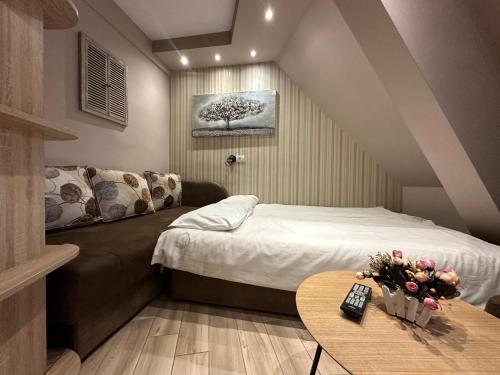 1 double bed, 1 twin bed