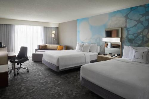 2 queen beds, 1 sofa bed