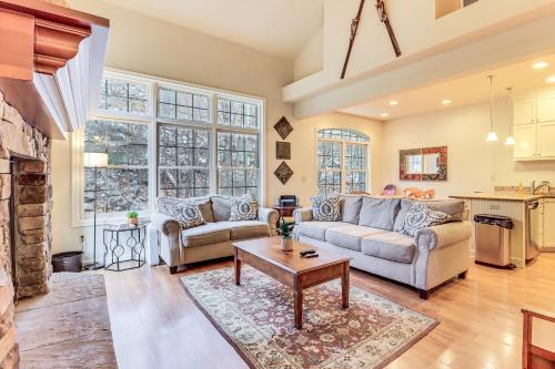 Boulder Lake Access Townhome with Deck! Boulder Lake Access Townhome with Deck!