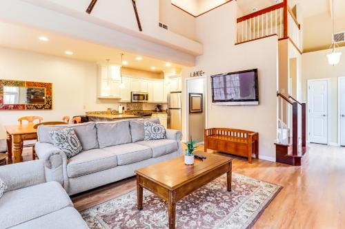 Boulder Lake Access Townhome with Deck! Boulder Lake Access Townhome with Deck!