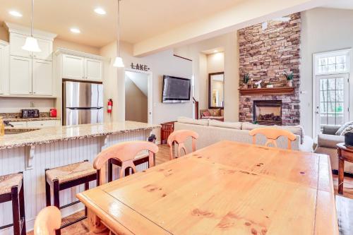 Boulder Lake Access Townhome with Deck! Boulder Lake Access Townhome with Deck!