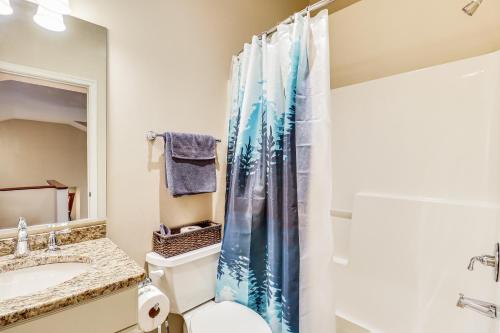 Boulder Lake Access Townhome with Deck! Boulder Lake Access Townhome with Deck!