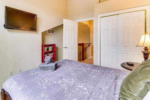 Boulder Lake Access Townhome with Deck! Boulder Lake Access Townhome with Deck!