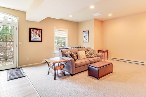 Boulder Lake Access Townhome with Deck! Boulder Lake Access Townhome with Deck!