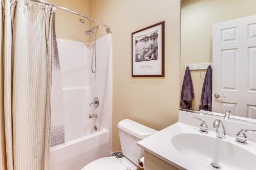 Boulder Lake Access Townhome with Deck! Boulder Lake Access Townhome with Deck!