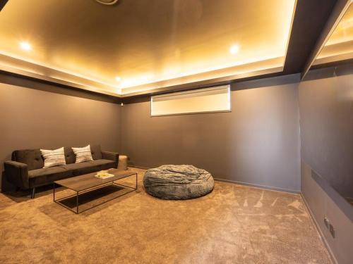 Modern 5BR with Pool Scenic Views and Private Cinema