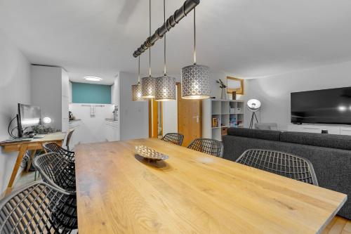 Gemütliche 2.5 Zimmer Wohnung mit privater Sauna (Gemutliche 2.5 Zimmer Wohnung mit privater Sauna) in جروش