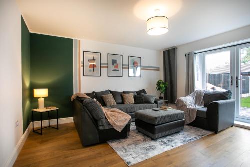Luxury 5 Bedroom Home with 3 Baths Sleeps 7 with Free High Speed Wi Fi and Parking gîte à louer Humberstone