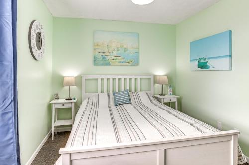 Intimate Beachfront Condo with WiFi and Balcony Views - image 7