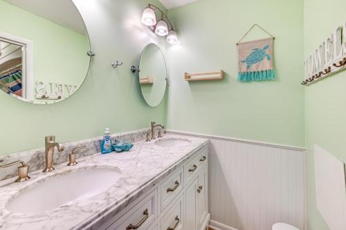 Intimate Beachfront Condo with WiFi and Balcony Views - image 2