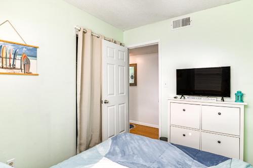 Intimate Beachfront Condo with WiFi and Balcony Views - image 13