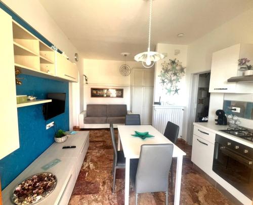 APARTMENT Aurora & Nicole IDEAL per bike 1 free parkings large e wi-fi free e x family mtb climbing con terazza vista mare 2