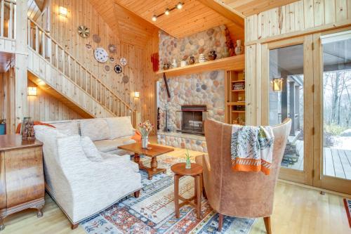 Private Lake and Trail Access Home in Jacobson! in Hill City