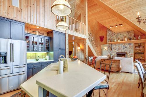 Private Lake and Trail Access Home in Jacobson! in Hill City