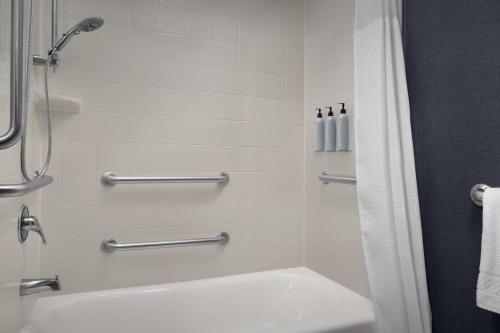 King Studio with Sofa Bed and Adapted Tub - Mobility and Hearing Accessible